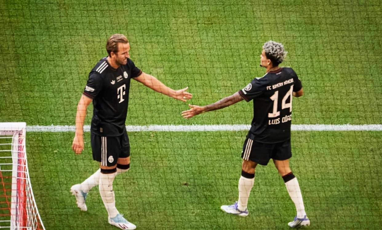 豪门冠军夜巴黎2-1击败巴萨,拜仁连赢、利物浦首负,积分榜更新